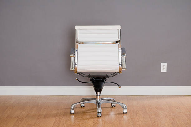 تصویر 1 از صندلی اداری مدرن با پایه فلزی مقاوم و طراحی زیبا